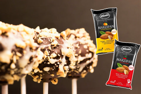 Marzipan-Pops am Stiel mit Schokoüberzug und Nussstückchen; rechts die LEMKE Marzipan-Packungen „Sunny Orange“ und „Very Cherry“.