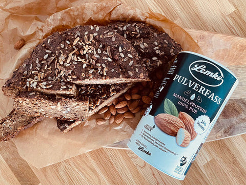 Herzhaftes Mandelprotein-fladenbrot