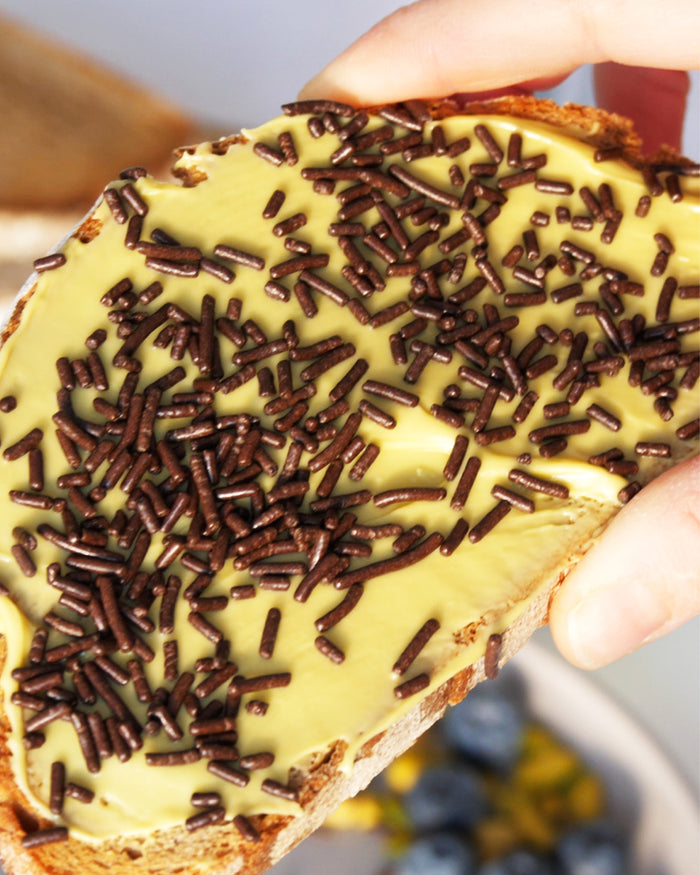 Brot mit Lemke Pistaziencreme und Schokoladenstreuseln, cremiger Pistazien-Aufstrich