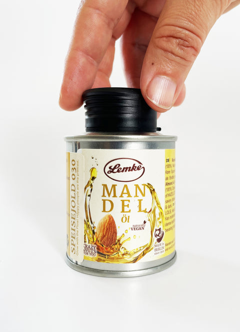 Lemke Mandelöl 100 ml Flasche beim Öffnen des Verschlusses