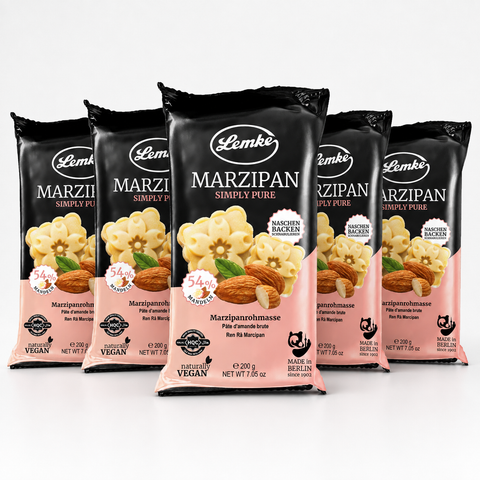 Lemke Marzipan Simply Pure 5er Pack mit fünf 200-g-Packungen, 54 % Mandeln, vegan, auf weißem Hintergrund.