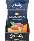 Eine Display-Schale mit 14 Packungen Lemke Salty Caramel Marzipan (je 200g), wobei nur die erste Packung sichtbar ist. Die Verpackung ist überwiegend schwarz mit dem Lemke-Logo, dem Schriftzug "Feines Berliner Marzipan seit 1902" und einem Bild von Mandeln und Salzkaramell.
