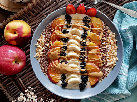 Smoothie-Bowl mit Mandelmus